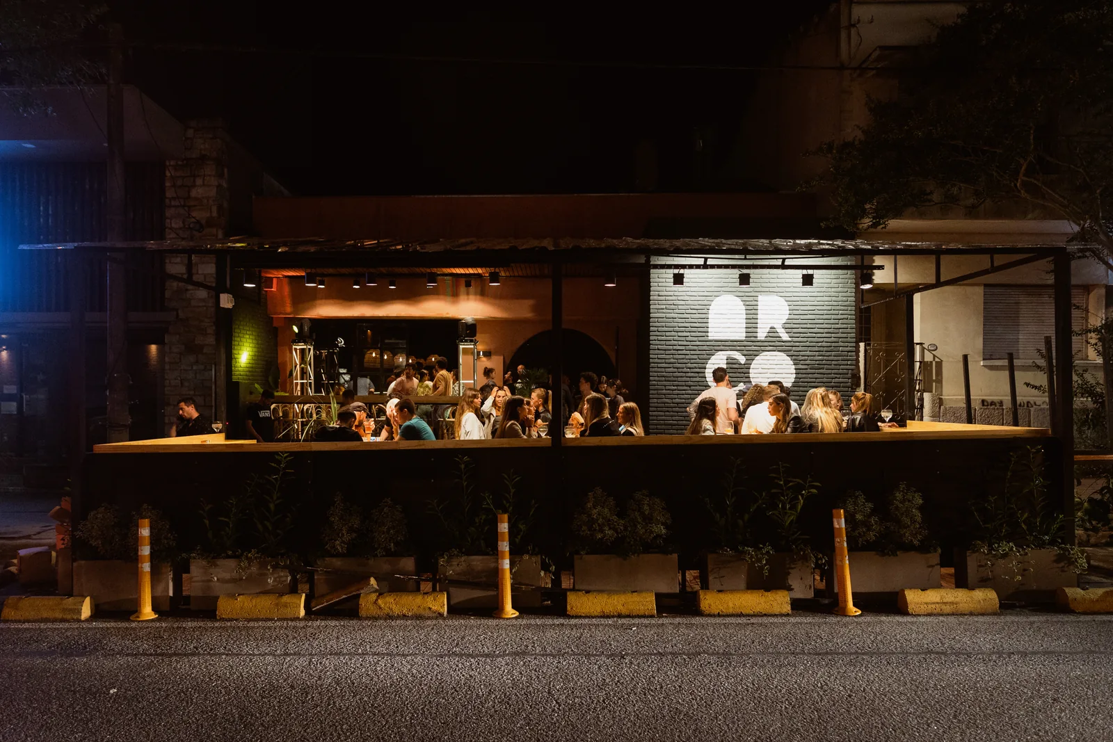 El frente de Arco de noche, con el deck lleno