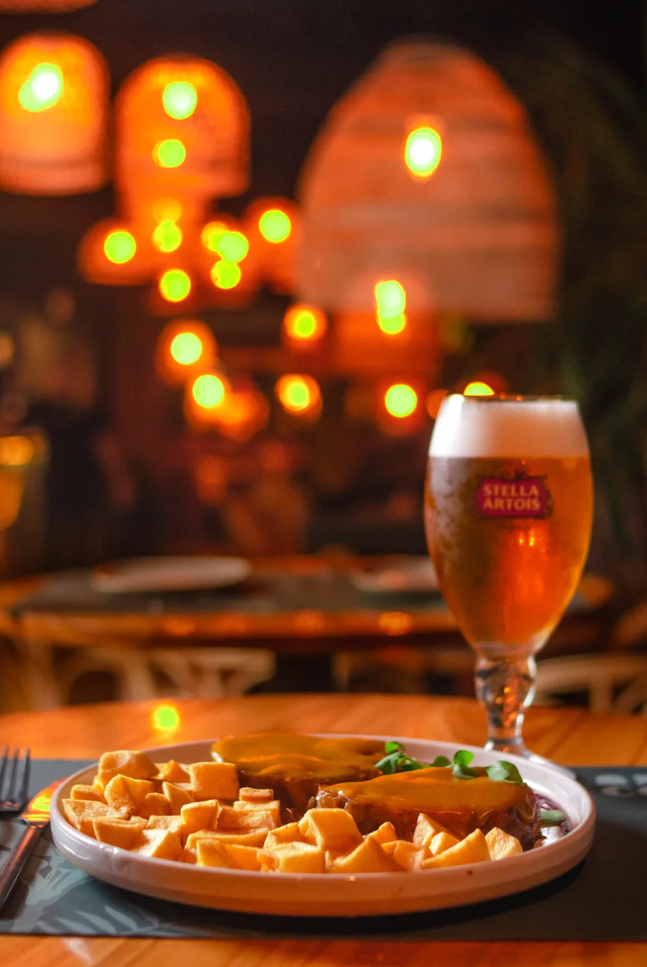 Un plato de la cocina de Arco con papas