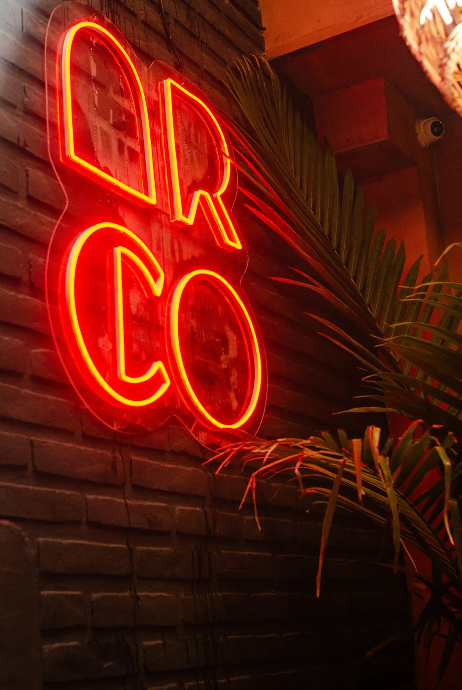 El cartel de neón de Arco en la pared de ladrillo